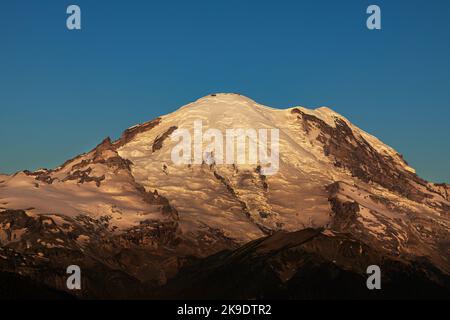 WA22600-00...WASHINGTON - Morgenlicht auf dem Emmons-Gletscher von Mount Rainier vom Crystal Peak im Mount Rainier National Park aus gesehen. Stockfoto