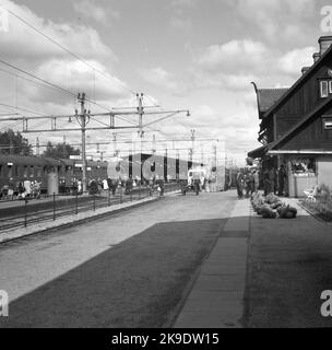 Menschen in Bewegung am Bahnhof Vännäs Stockfoto