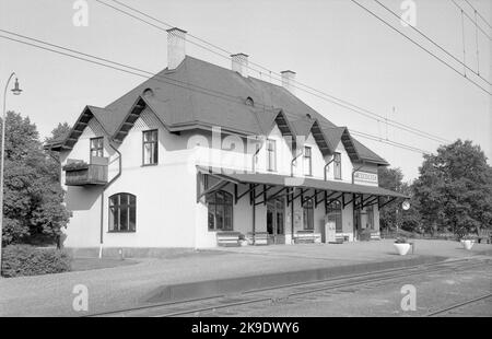 Der Bahnhof wurde 1902 gebaut. Im Jahr 1942 wurde das Bahnhofshaus umgebaut, wobei sowohl das Dienstleistungsgelände als auch die Wohnwohnungen modernisiert wurden. Bangården wurde 1941 um zwei neue Gleise erweitert und 1943 erhielt der Bahnhof eine Gleisanbindung zum Versorgungsgebiet von Smedjebackens Valsverk Stockfoto