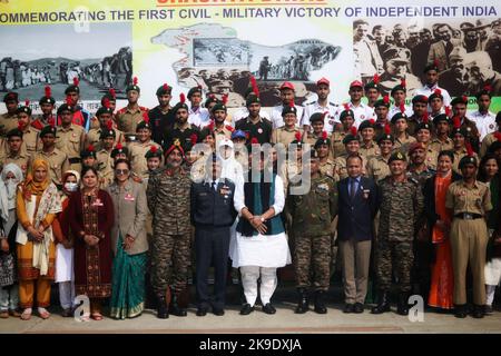 Srinagar, Indien. 27. Oktober 2022. Der indische Verteidigungsminister Rajnath Singh spricht anlässlich des Jahrestages der Landung der Armee in Srinagar im Jahr 1947 auf der indischen Luftwaffenstation am Stadtrand von Srinagar, dem von Indien kontrollierten Kaschmir, am Donnerstag, den 27. Oktober 2022. (Foto: Mubashir Hassan/Pacific Press) Quelle: Pacific Press Media Production Corp./Alamy Live News Stockfoto