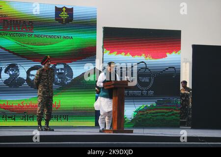 Srinagar, Indien. 27. Oktober 2022. Der indische Verteidigungsminister Rajnath Singh spricht anlässlich des Jahrestages der Landung der Armee in Srinagar im Jahr 1947 auf der indischen Luftwaffenstation am Stadtrand von Srinagar, dem von Indien kontrollierten Kaschmir, am Donnerstag, den 27. Oktober 2022. (Foto: Mubashir Hassan/Pacific Press) Quelle: Pacific Press Media Production Corp./Alamy Live News Stockfoto