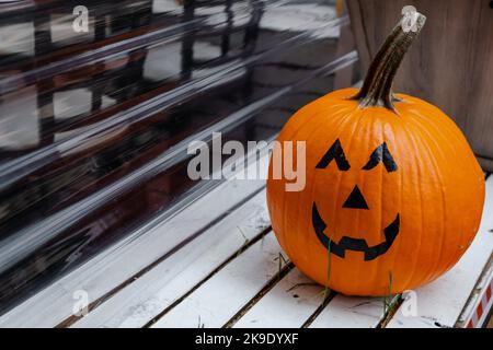 Stillleben eines Buben o Laterne. Orange freundlich lächelnder Halloween Kürbis. Stockfoto