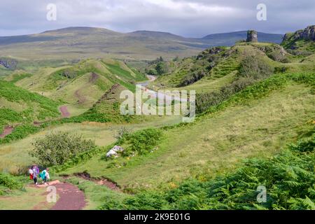 Trotternish, Isle of Skye, Schottland, Großbritannien-26. 2022. Juli: Besucher wandern an einem Sommer-, Tag auf dem die steilen gewundenen Wege der kegelförmigen grasbewachsenen Hügel Stockfoto