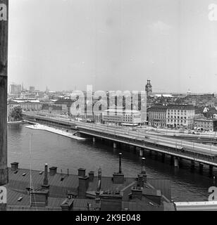 Expresszug auf der Südbahnbrücke zwischen Mälarstrand und Riddarholmen. Das Foto wurde möglicherweise vom Dach des Grundstücks Pryssgränd/Bastugatan aufgenommen. Stockfoto