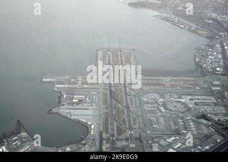 Eine Luftaufnahme des San Francisco International Airport (SFO), Dienstag, 25. Oktober 2022, in San Francisco. Stockfoto