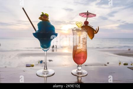 Cocktails am Strand bei Sonnenuntergang in Koh Chang Thailand Stockfoto