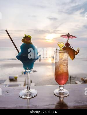 Cocktails am Strand bei Sonnenuntergang in Koh Chang Thailand Stockfoto