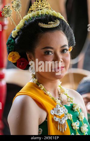 Indonesien, Java, Borobudur. Kulturelle Folklore-Tänzer in traditioneller Kleidung. Stockfoto