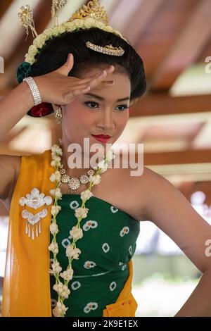 Indonesien, Java, Borobudur. Kulturelle Folklore-Tänzer in traditioneller Kleidung. Stockfoto