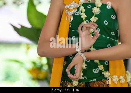 Indonesien, Java, Borobudur. Kulturelle Folklore-Tänzer in traditioneller Kleidung. Stockfoto