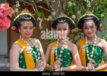 Indonesien, Java, Borobudur. Kulturelle Folklore-Tänzer in traditioneller Kleidung. Stockfoto