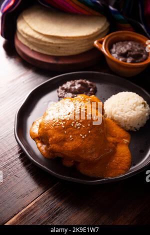 Encacahuatado. Mexikanischer Maulwurf aus Erdnüssen, getrockneten Chilies, Sesam, Tomaten und anderen Gewürzen. Es wird zum Baden von Rind-, Schwein- oder CH-Stücken serviert Stockfoto