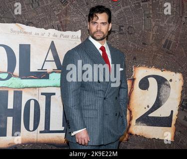 New York, USA. 27. Oktober 2022. Henry Cavill trifft am Donnerstag, den 27.. Oktober 2022, auf dem roten Teppich zur Weltpremiere von Enola Holmes 2 im Pariser Theater in New York, NY, ein. Foto von Gabriele Holtermann/UPI Kredit: UPI/Alamy Live News Stockfoto