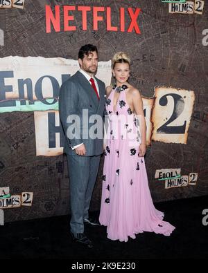 New York, USA. 27. Oktober 2022. Henry Cavill und Millie Bobby Brown treffen am Donnerstag, den 27.. Oktober 2022, auf dem roten Teppich zur Weltpremiere von Enola Holmes 2 im Pariser Theater in New York, NY, ein. Foto von Gabriele Holtermann/UPI Kredit: UPI/Alamy Live News Stockfoto