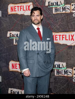 New York, USA. 27. Oktober 2022. Henry Cavill trifft am Donnerstag, den 27.. Oktober 2022, auf dem roten Teppich zur Weltpremiere von Enola Holmes 2 im Pariser Theater in New York, NY, ein. Foto von Gabriele Holtermann/UPI Kredit: UPI/Alamy Live News Stockfoto