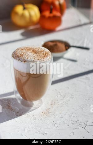 Kürbis-Zimt-Gewürzlatte auf weißem Tisch Stockfoto