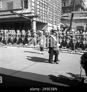 Bei König Olav V. Besuchen in Stockholm. König Olav V. von Norwegen und König Gustav VI Adolf Stockfoto