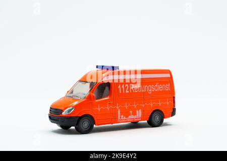Orange und weiß deutsche Krankenwagen Auto Spielzeug Stockfoto