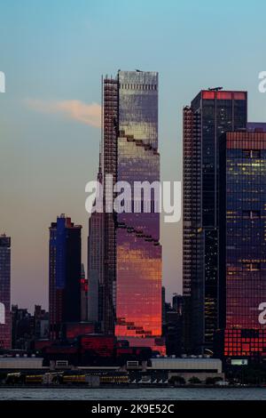 Blick auf die Skyline von Manhattan, die Wolkenkratzer der Hudson Yards, von der Weehawken Waterfront im Hudson River bei Sonnenuntergang. Stockfoto