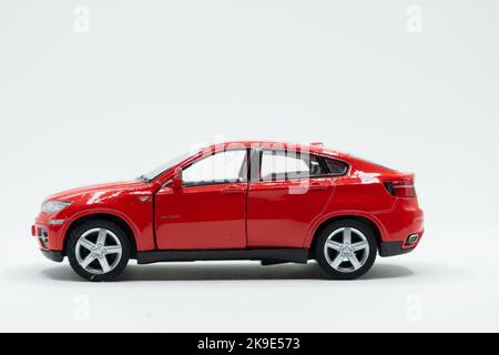 Rotes SUV-Spielzeugauto auf weißem Hintergrund Stockfoto