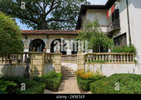 Alte spanische Architektur mit Garten im Vanderbilt Museum Long Island Stockfoto