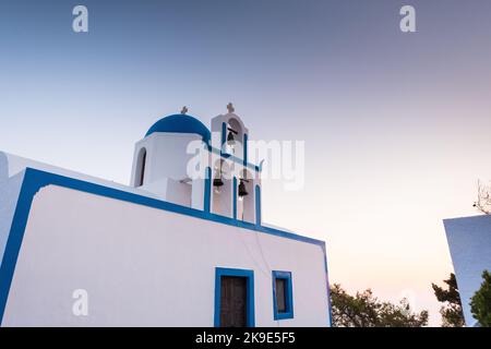 Blick auf eine weiße und blaue Kuppelkirche in Santorini Stockfoto