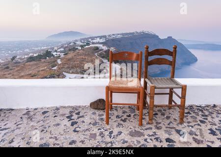 Zwei alte Holzstühle auf einer Terrasse Stockfoto