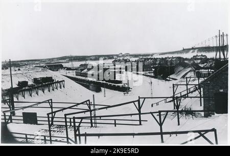 Bahnhof auf Svartön am Bahnhof Luleå. Bereits 1883 begannen die Bauarbeiten für die Luleå Gällivare-Eisenbahn - Luossavaara - Victoriahamn in Svartön bei Luleå. Es dauerte fast 6 Jahre, bis der erste Erzzug 1888 nach Luleå abfuhr. Die Strecke wurde von der Schweden & Norwegen Railway gebaut. Stockfoto