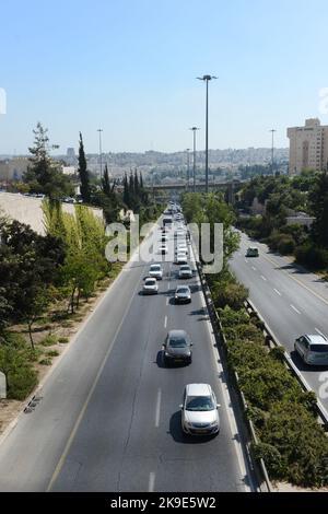 Verkehr auf BEGIN Blvd North in Jerusalem, Israel. Stockfoto