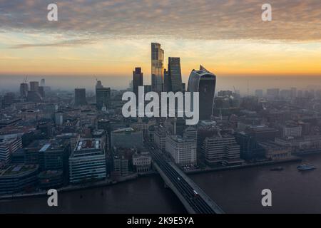Finanzviertel der Stadt London bei Sonnenaufgang, Blick auf die Drohne von South Bank aus mit Blick auf die Themse und die Tower Bridge, Großbritannien Stockfoto