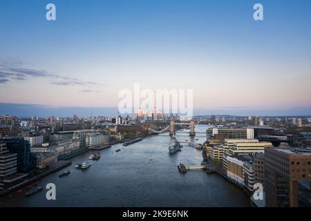 HDR-Drohnenblick aus der Luft auf die Themse und die Skyline von London in der Abenddämmerung, Tower Bridge Visible, City of London, Großbritannien Stockfoto