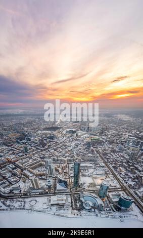 Jekaterinburg-Stadt mit Gebäuden der Regionalregierung und des Parlaments, Dramatisches Theater, Iset-Turm, Yeltsin-Zentrum, Panoramablick bei Sonnenuntergang im Winter Stockfoto