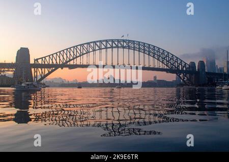 Sydney Harbour Bridge und Sydney Opera House im Morgengrauen Stockfoto