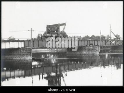 Austausch der Brückenspannweite auf der Eisenbahnbrücke über Klarälvens östlichen Zweig in Karlstad. Bangårdsbagn-Nr. 125. Stockfoto