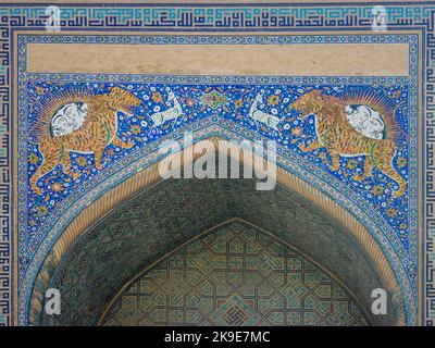 Schönes Mosaik mit Tiger und Sonnensymbol auf iwan von Sher Dor madrassa im UNESCO-Weltkulturerbe Samarkand, Usbekistan Stockfoto