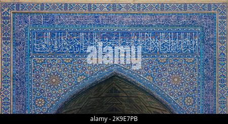 Blaues Mosaikdekor auf dem Bogen im Innenhof des antiken Tilya Kori madrassa auf dem Registan-Platz in Samarkand, einem UNESCO-Weltkulturerbe, Usbekistan Stockfoto