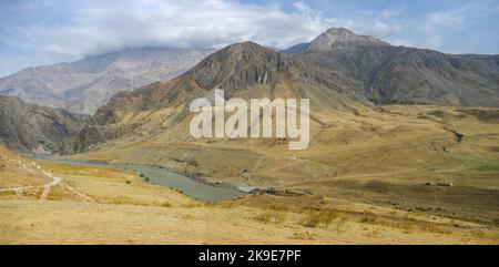 Landschaftlich schöner Bergpanorama nach Afghanistan im Panj-Flusstal, Darvaz, Gorno-Badakshan, Tadschikistan Pamir Stockfoto