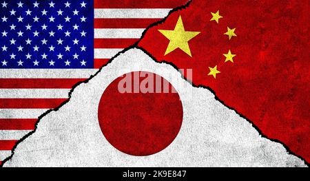 USA, China und Japan flaggen gemeinsam an der Wand. Diplomatische Beziehungen zwischen den Vereinigten Staaten von Amerika, Japan und China Stockfoto