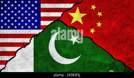 USA, China und Pakistan flaggen zusammen an der Wand. Diplomatische Beziehungen zwischen den Vereinigten Staaten von Amerika, Pakistan und China Stockfoto