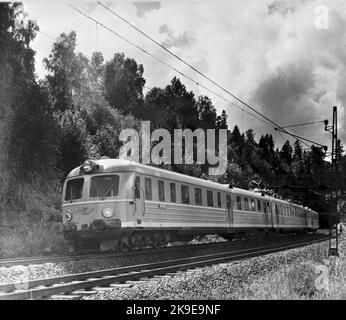 Staatsbahnen, SJ X0A5. Autozug, Linie Ctockholm -Ses. Tunnel im Hintergrund, so dass das Bild in Tullinge oder Rönninge aufgenommen wird. Der X0A5 hatte die höchste Geschwindigkeit von 94km/h und wurde Schwedens schnellster Zug auf ganzer Strecke. In Betrieb bis Mitte 1980s. Stockfoto