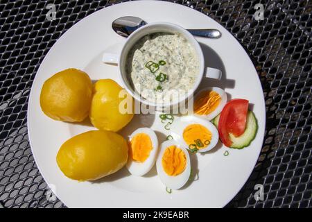 Pellkartoffeln und gruner, gekochte Kartoffeln mit Eiern und frankfurter Grünsauce im Restaurant zum Grunen Baum, Bacharach, Deutschland Stockfoto