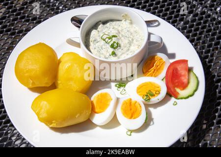 Pellkartoffeln und gruner, gekochte Kartoffeln mit Eiern und frankfurter Grünsauce im Restaurant zum Grunen Baum, Bacharach, Deutschland Stockfoto