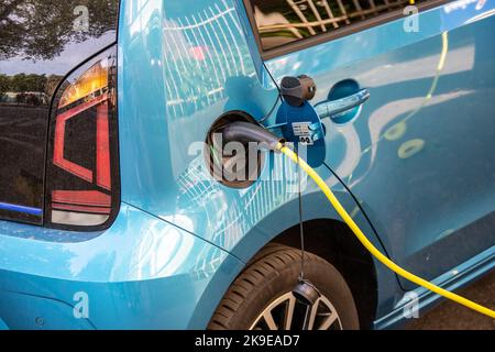 VW Volkswagon E up, Elektrofahrzeug-Elektrofahrzeug-Elektroladung, Frankfurt, Deutschland Stockfoto