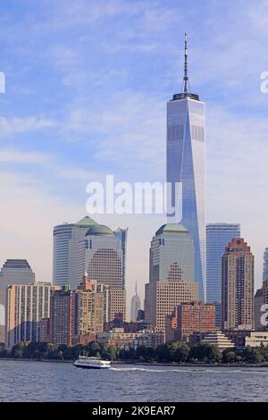 Die Wolkenkratzer von New York City (Lower Manhattan) blicken vom Wasser aus, inklusive eines Bootes, USA Stockfoto