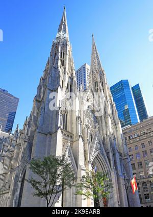 Die St. Patrick's Cathedral Außenansicht in New York City Stockfoto