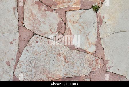 Hintergrundstruktur aus rosa Marmor mit rotem Betonboden im Café Stockfoto