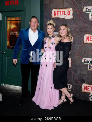 New York, USA. 27. Oktober 2022. (L-R) Robert Brown, Millie Bobby Brown und Paige Brown treffen am Donnerstag, den 27.. Oktober 2022, auf dem roten Teppich zur Weltpremiere von Enola Holmes 2 im Pariser Theater in New York, NY, ein. Foto von Gabriele Holtermann/UPI Kredit: UPI/Alamy Live News Stockfoto