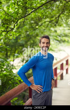Wissen Sie, wie gut die Ausübung für Sie ist. Porträt eines sportlichen Mannes mittleren Alters, der mit den Händen auf der Hüfte steht. Stockfoto