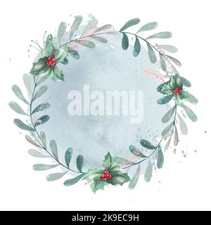 Runder Weihnachtskranz aus Blättern, roten Beeren und Ästen. Vor einem blauen Aquarellhintergrund. Aquarell. Isolieren auf weißem Hintergrund. Stockfoto