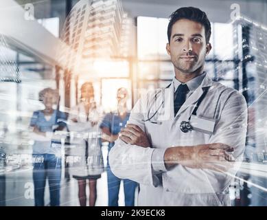 In einem hochleistungsfähigen Krankenhaus. Porträt eines selbstbewussten jungen Arztes, der in einem Krankenhaus arbeitet, mit seinen Kollegen im Hintergrund. Stockfoto